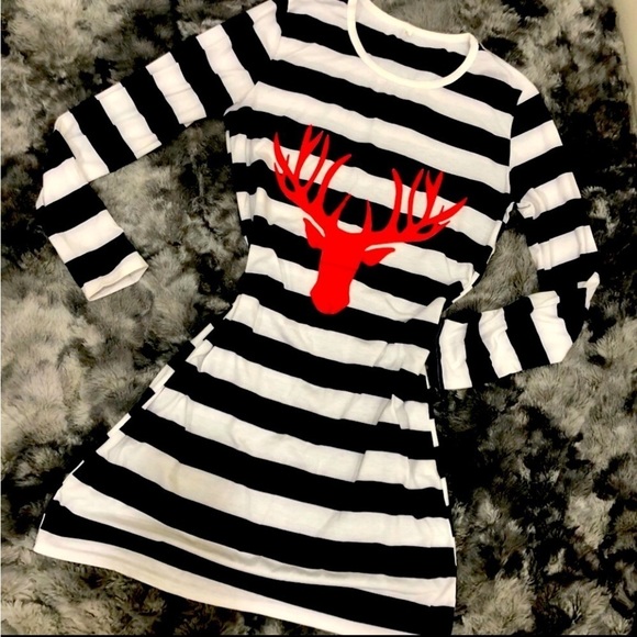 Tops - XL long black & white striped Tee w red deer head with antlers, very Christmasy